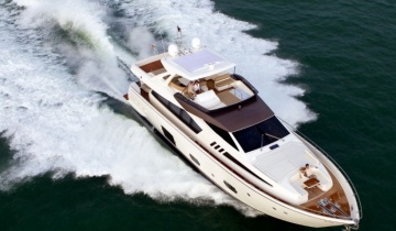 Location de yacht FERRETTI 800