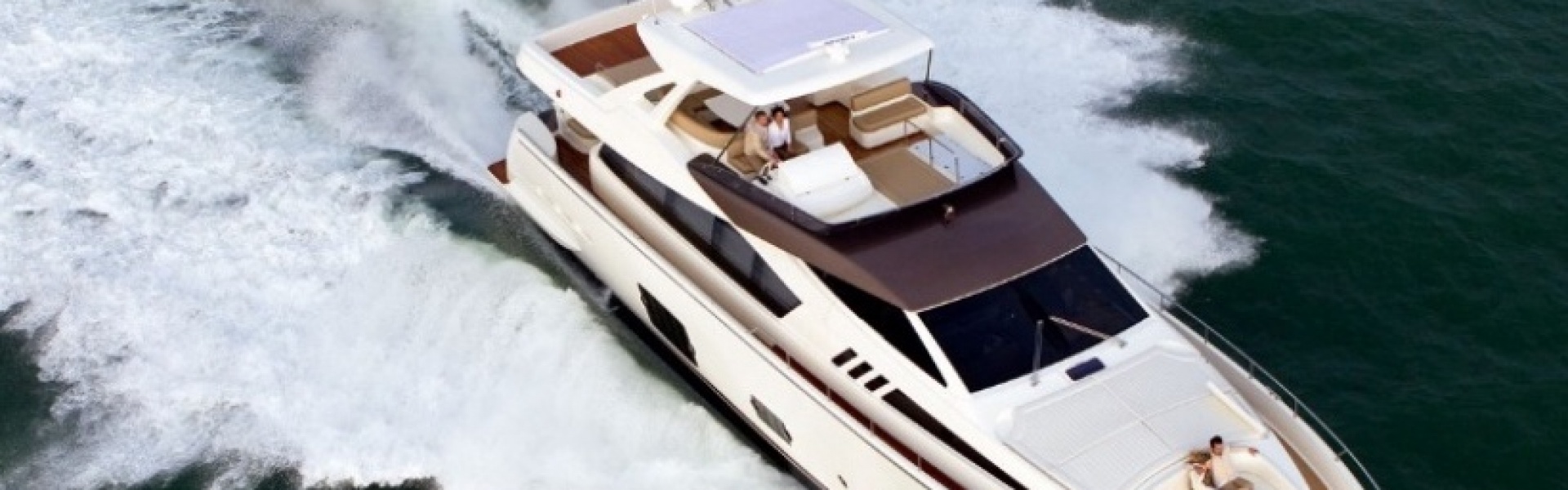 Location de yacht FERRETTI 800