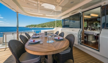 Flybridge FERRETTI 33M - Photo du bateau