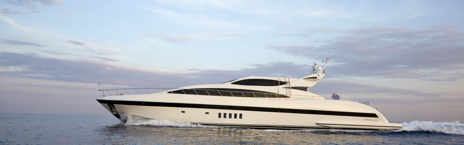 Location de yacht Mangusta 105 Sport