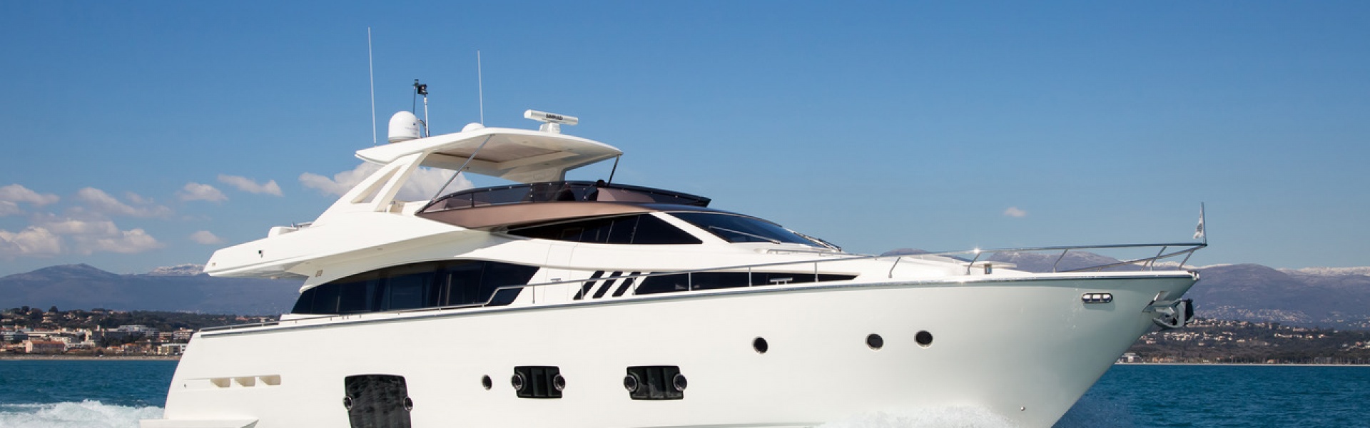 Location de yacht Ferretti 800