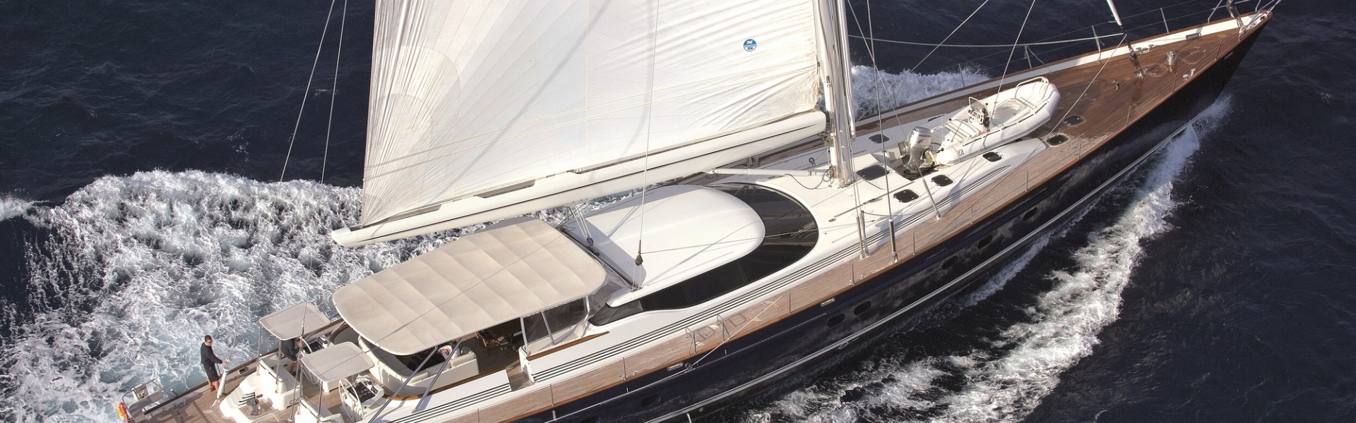 Sailboat charter Pendennnis 40M