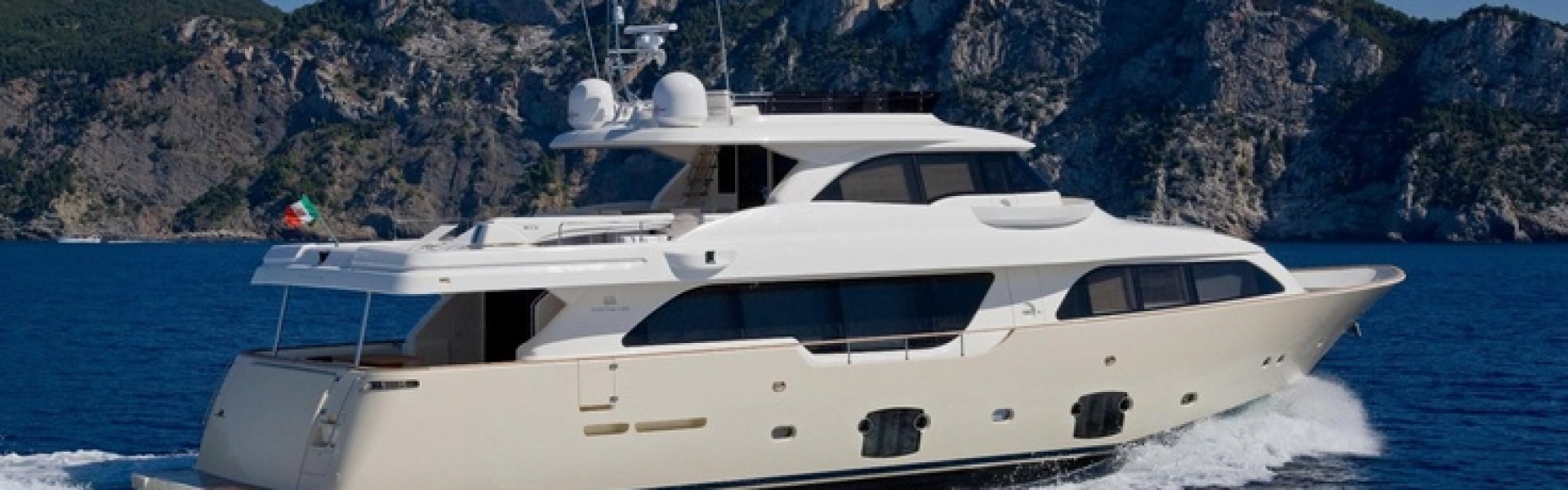 Location de yacht FERRETTI Custom Line Navetta 26M