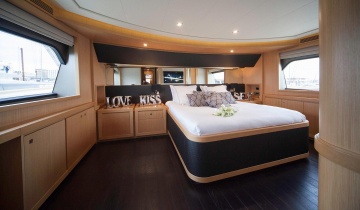 Flybridge FERRETTI Custom Line Navetta 26M - Photo du bateau