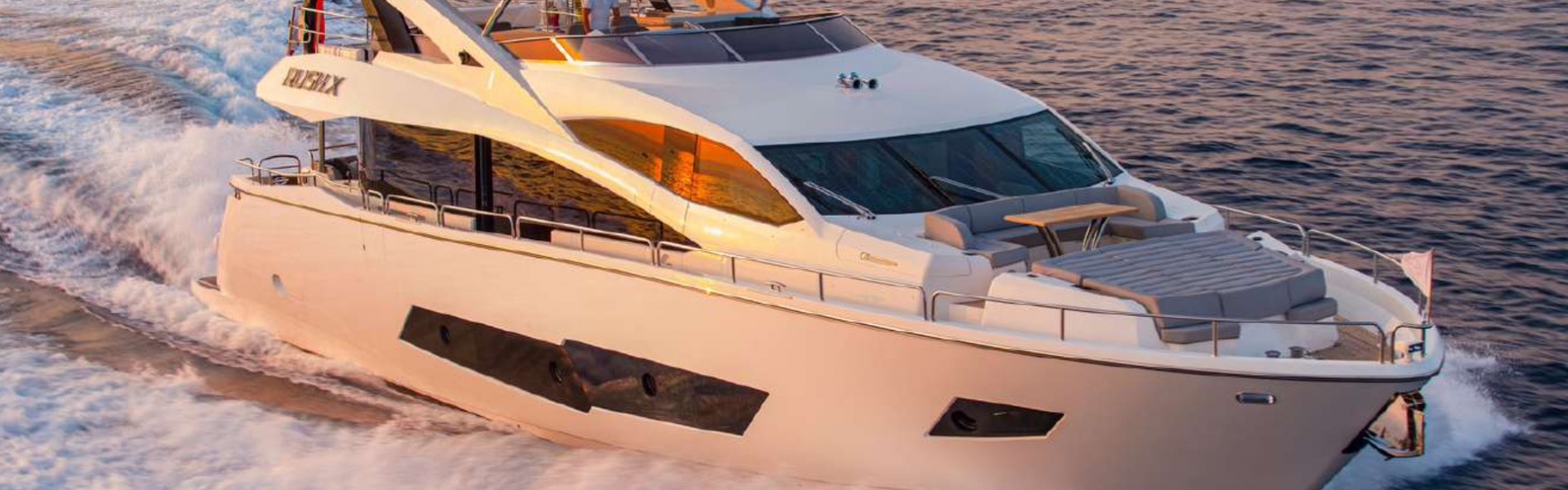 Yacht charter Sunseeker 86